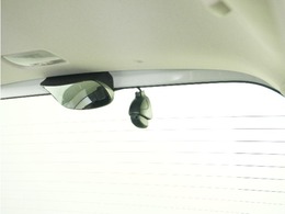 この車にはリアにもドライブレコーダーを装備しております◆映像・音声などを記録する自動車用の装置です。　もしもの事故の際の記録はもちろん、旅行の際の思い出としてドライブの映像を楽しむことができます。