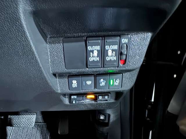 運転席の右膝付近に各種操作スイッチとETCビルトイン車載器が配置されております！Cパッケージ付ですので、熱線入りフロントガラスも標準装備！