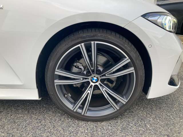 【BMWアロイホイル】軽量かつ強度に拘ったアロイホイル。走行性能ポテンシャルを引き出す設計。車の足元を引き締めてくれる大きなポイントはアロイホイルです。