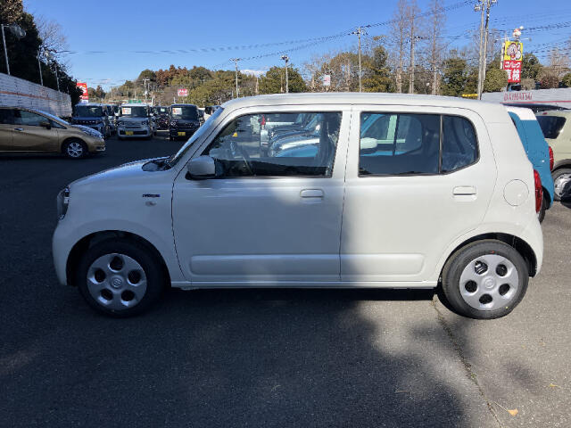 「当社のこだわり」入庫後のお車は選任のスタッフによる清掃を実施しております。足回り、エンジンルーム、室内、室外を隅々まで綺麗にしております。展示車はピカピカです。