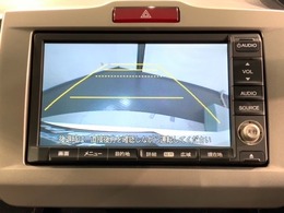 リバースギアに入れるだけで後方の表示へ切り替わります。夜間や雨の日の駐車も楽になりますよ。