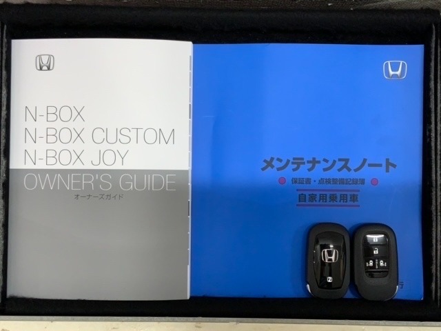 スマートキーは鍵をバッグに入れたままでもドアロックの開閉やエンジンのON・OFFができます。夜間や雨の日も鍵を探さなくて良いので便利です。