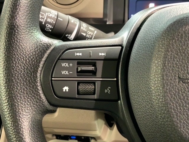 ステアリングにオーディオ操作スイッチが付いています。オーディオ画面に直接タッチしなくても操作が出来ますので、運転に集中できます。