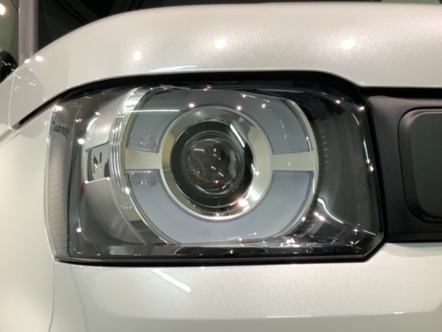 LEDヘッドライトは、点灯の瞬間から最大光量を発揮し、突然暗くなるトンネルなどでの安定感を高めます。