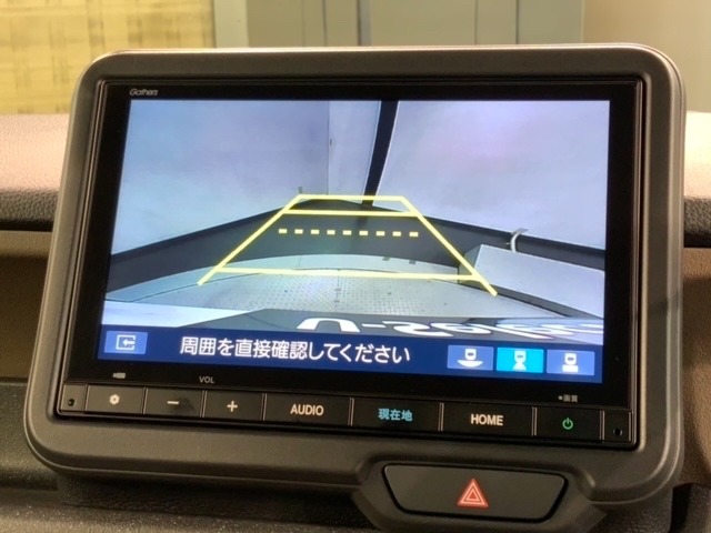 リバースギアに入れるだけで後方の表示へ切り替わります。夜間や雨の日の駐車も楽になりますよ。