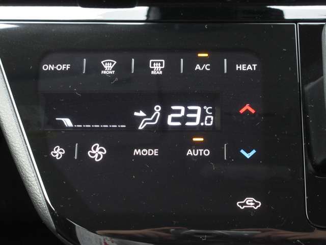 オートエアコンですので、車内を快適な空間に出来ます♪