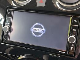 【純正SDナビ】ナビゲーション機能はもちろん、多彩なメディアをお使いいただけます。フルセグTV、ミュージックサーバー、Bluetooth接続、CD・DVD再生も可能！