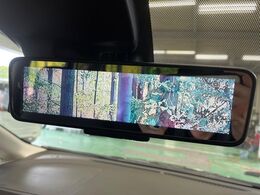 【インテリジェントルームミラー】後方を広く見渡せる車体後部にカメラを取付け、ルームミラー内のモニターに表示します。様々な環境でクリアな後方視界を確保。安心して運転することができます。