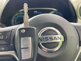 【キーレス】少し離れた場所からでもボタン一つでドアの開錠・施錠ができるのでとっても便利！ドアの鍵穴周りに傷をつけることもありません♪