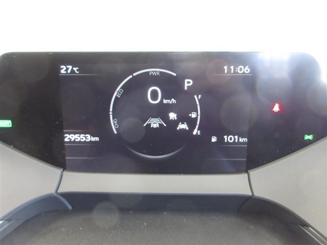 視線を前方に誘導する、トップマウントメーターを起点とし、安全確認がしやすく、運転に集中できる構成に。最大限走りの良さを楽しむことができます。