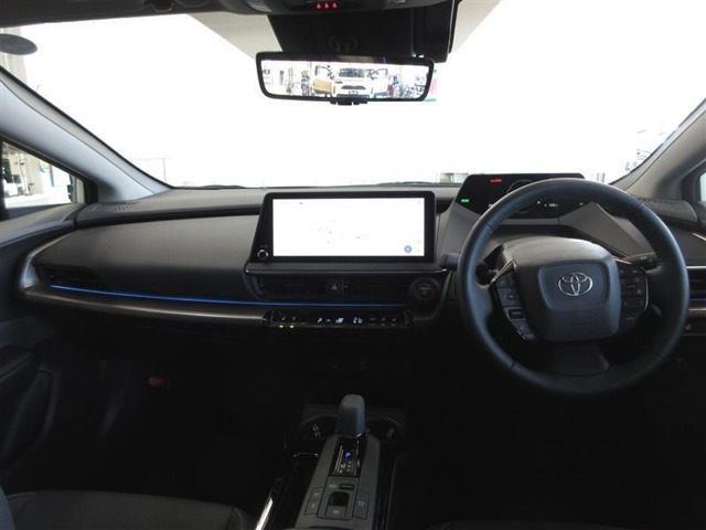 室内は、圧迫感の少ない広々とした空間と運転に集中できるコックピットを両立。