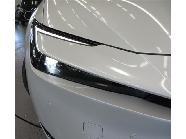 1灯の光源でロービームとハイビームの切り替えが行えるBi-Beam（バイ-ビーム）LEDを採用しています。