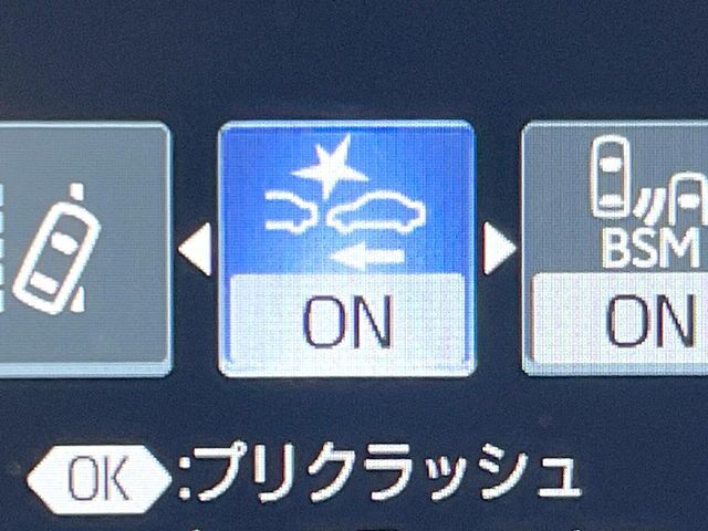 【プリクラッシュセーフティ】前方の車両等を検知し、衝突しそうな時は警報で注意を促し、ブレーキを踏む力をサポート。ブレーキを踏めなかった場合は衝突被害軽減ブレーキが作動、衝突回避をサポートします。
