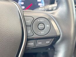 【レーダークルーズコントロール】高速道路での長距離走行が楽に！！自動で速度を保つクルーズコントロールが、衝突軽減システムと連携し、前方の車両を感知して車間を保つように速度調節してくれます！！