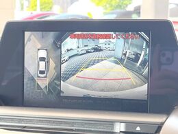 【パノラミックビューモニター】専用のカメラにより、上から見下ろしたような視点で360度クルマの周囲を確認することができます☆死角部分も確認しやすく、狭い場所での切り返しや駐車もスムーズに行えます。
