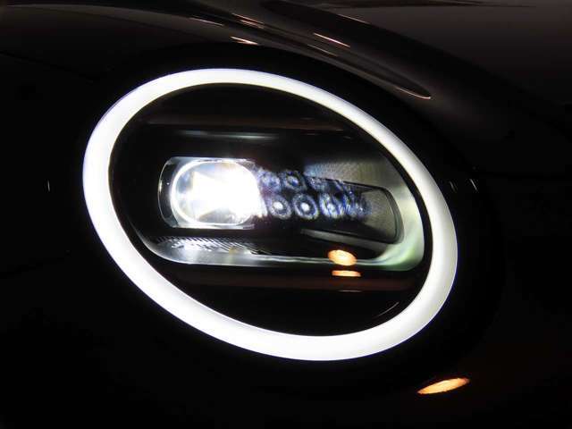 LEDオートヘッドライトを搭載しております。前方を非常に明るく照らす事ができ夜間走行時に重宝します。