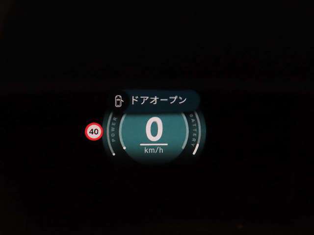 ヘッドアップディスプレイは視認性が非常に良く、運転時の視線を逸らさず様々な情報の確認が行えます。