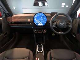 運転席及び助手席におかけになっている瞬間をイメージしてみてください。重厚感のある室内空間は外からの音を遮断し、唯一のプライベート空間を演出しております。