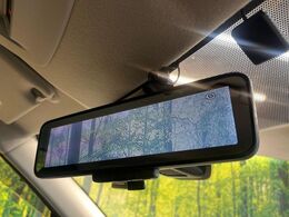 【デジタルルームミラー】後席の大きな荷物や同乗者で後方が確認しづらい時でも安心！カメラが撮影した車両後方の映像をルームミラー内に表示。クリアな視界で状況の確認が可能です！