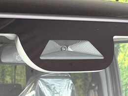 【ホンダセンシング】走行中に前方の車両等を認識し、衝突しそうな時は警報とブレーキで衝突回避と被害軽減をアシスト。より安全にドライブをお楽しみいただけます。