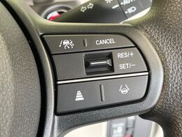 【アダプティブクルーズコントロール】高速道路での長距離走行が楽に！！自動で速度を保つクルーズコントロールが、衝突軽減システムと連携し、前方の車両を感知して車間を保つように速度調節してくれます！！