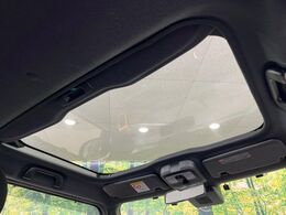 【ガラスルーフ】ガラスルーフ搭載で車内の解放感が一気にアップ！開放的なドライブをお楽しみいただけます。