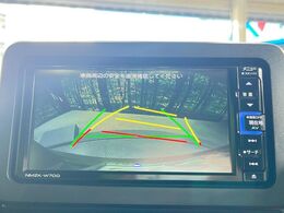 【バックカメラ】駐車時に後方がリアルタイム映像で確認できます。大型商業施設や立体駐車場での駐車時や、夜間のバック時に大活躍！運転スキルに関わらず、今や必須となった装備のひとつです！