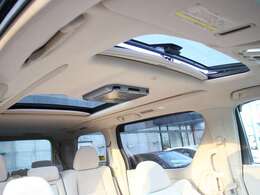 サンルーフを装備☆車内の換気にとても便利で採光性にも優れていますしなにより開放感と高級感がありますね☆後付けできない装備ですのでぜひ装着車をお勧めいたします☆