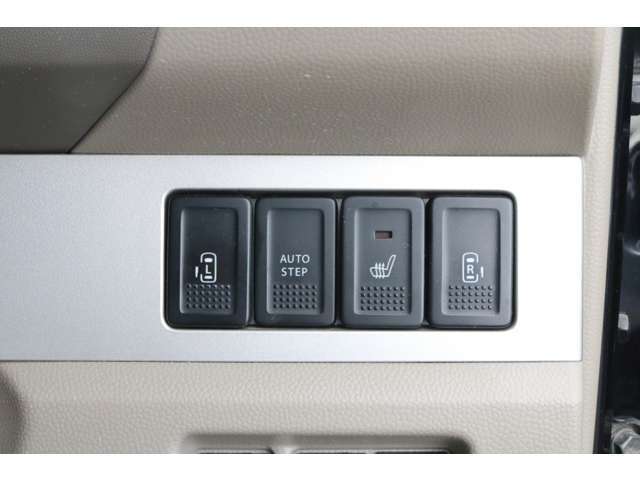 スライドドアは両側電動スライドドアとなっております。オートステップはOFFにすることで出てこないようにすることも可能です。