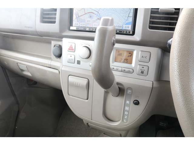シフトはフロア4速ATとなっております。