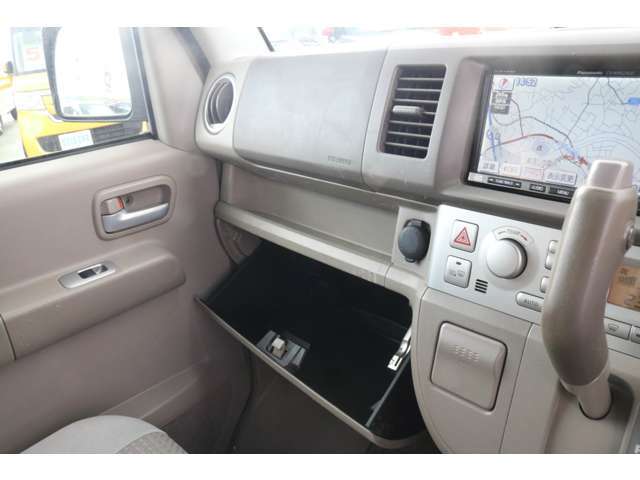 パネル部分に目立つ傷のある個所ございます。