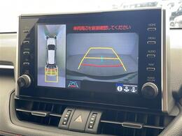 【全方位モニター】まるでクルマを真上から見下ろしたかのような視点で駐車をサポートします！クルマの斜め後ろや真横など、前後左右の4つのカメラの映像が合成されて、モニターに映し出されます。