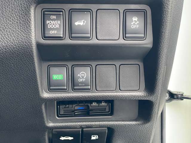 電動バックゲートも装備されております。