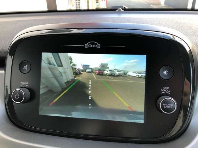 バックカメラが付いております。自動車の死角を映像でサポートしてくれるので、ドライバーに安心の装備です。