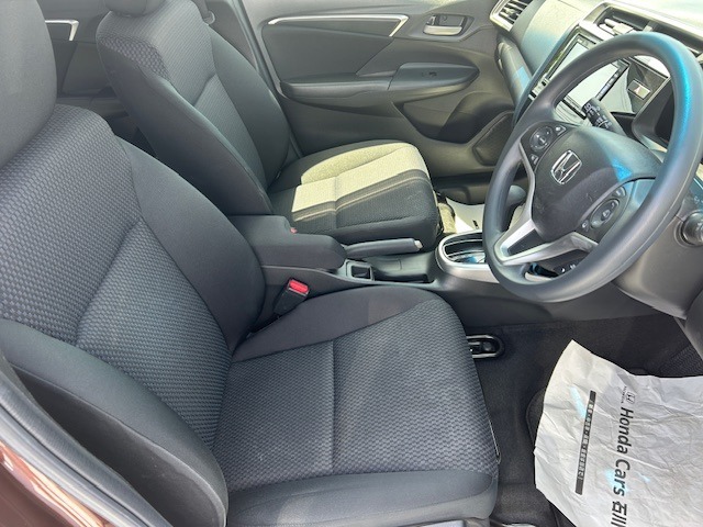 乗り心地の良いフロントシートです。足回りも広々としておりますので、長時間の運転も疲れづらいですよ。