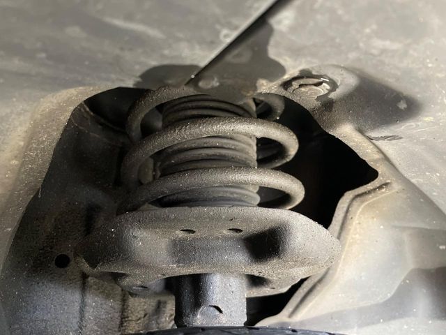 お車を安心してお乗りいただく為には、足回りの定期点検が欠かせません。サービスサポート（有償保証）では無料点検もご提供しており、安心のカーライフをお過ごしいただけるサポート体制が整っています。