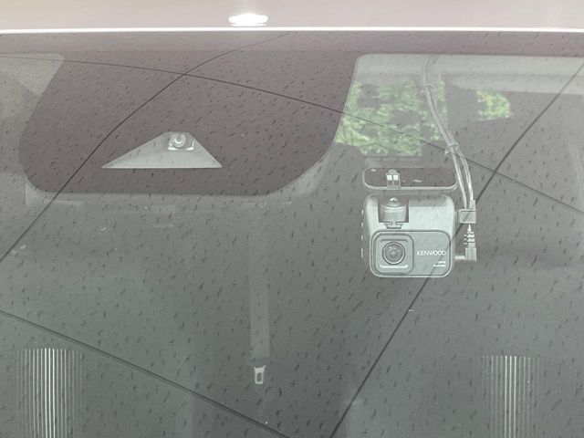 【エマージェンシーブレーキ】走行中に前方の車両等を認識し、衝突しそうな時は警報とブレーキで衝突回避と被害軽減をアシスト。より安全にドライブをお楽しみいただけます。