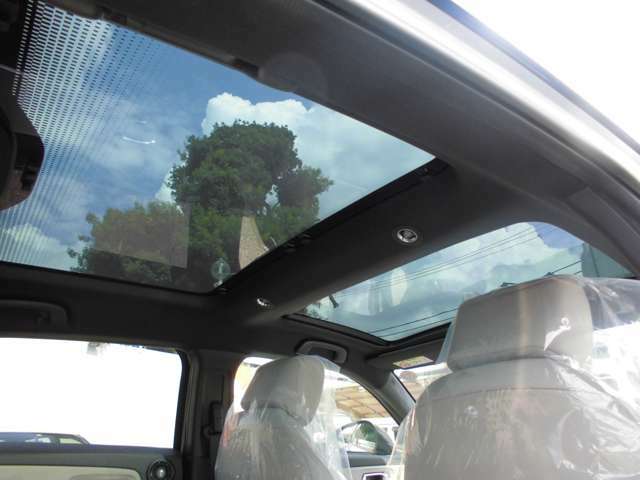 パノラマルーフで開放感ある車内になっております。ガラスには日差し熱を軽減する効果もあります。
