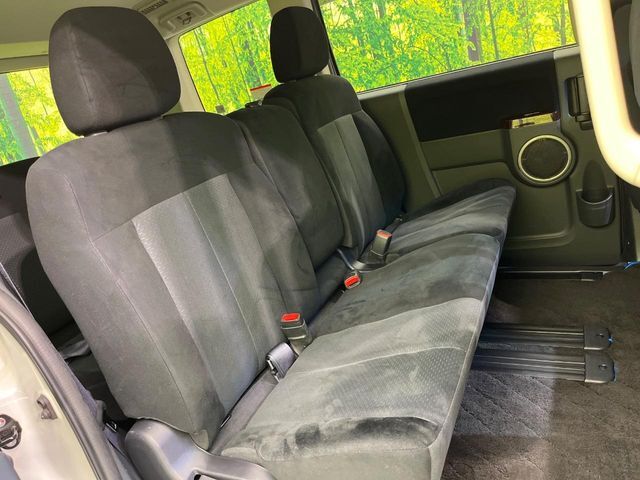 広々とした2列目シートは居住性が高く、居心地も快適！友達や家族とのお出かけにぴったりです。ベビーシートやチャイルドシート使用時も快適にお過ごしいただける十分な空間を確保しています。