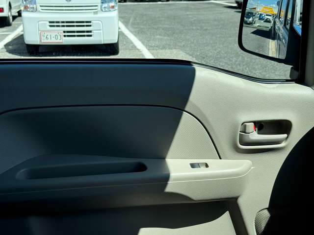 【天張り】室内から確認できる溶接部分の確認を行います。車種特有のポイントを確認し、車輛のダメージを発見していきます。