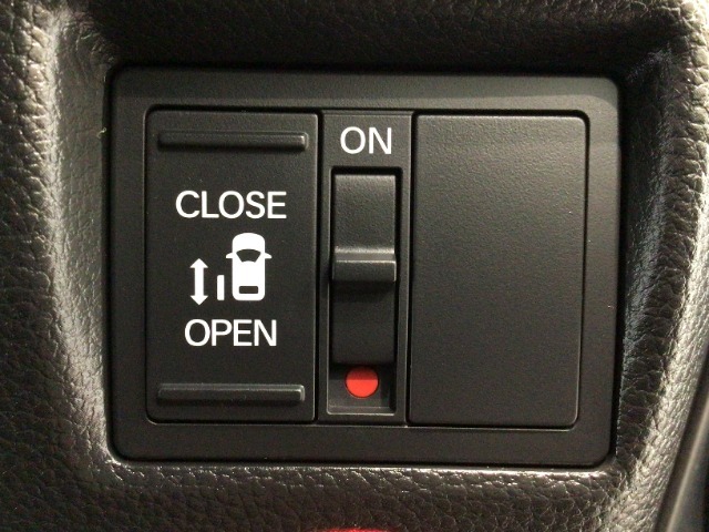 【パワースライドドア】助手席側がパワースライドドアになっており、運転席のスイッチやスマートキーでも開閉が可能です！開口部も広いので乗り降りも楽々♪