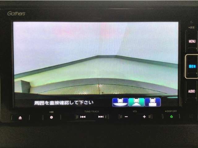 【バックカメラ】運転が苦手な方も車庫入れラクラクです！ギアをリバースに入れれば自動的に切り換わりますので、面倒な操作は不要です♪狭い駐車場もお車を傷つけず安心ですね！