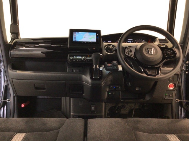 【前方視界】開放的な前方視界！運転がしやすく疲れにくいです♪窓が大きく、見通しがとっても良いおクルマですよ♪