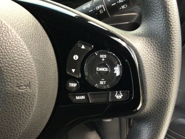 【アダプティブ・クルーズ・コントロール】予め設定した車速内でクルマが自動的に加減速。 前走車との適切な車間距離を維持しながら追従走行し、高速道路でのドライバーの疲労を軽減してくれる嬉しい機能付♪