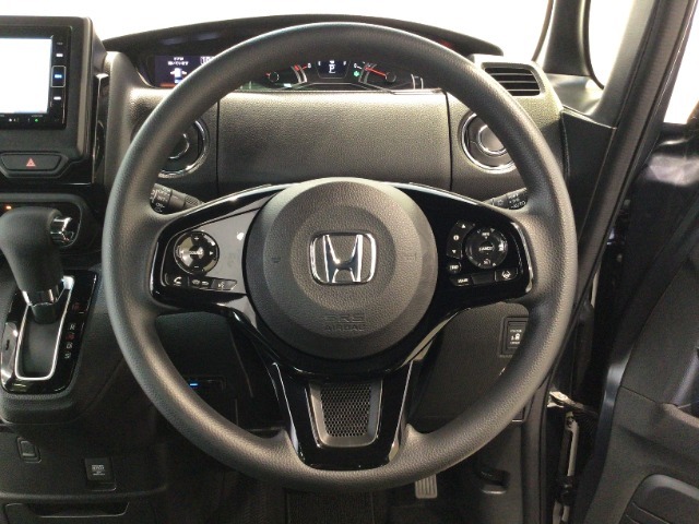 運転にかかわる様々な操作を安全に行えるように視点移動が少なく操作性に配慮されたスイッチ類が凝縮されたコクピットです。