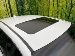 【サンルーフ】開放感たっぷりの希少装備、サンルーフが装着されています！車内に明かりを取り入れたり景色を楽しむ以外にも、車内の空気も簡単に換気できて快適です！