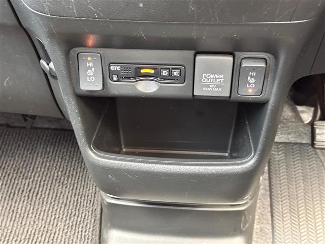 【ETC】有料道路を利用する際に料金所で停止することなく通過できる、ETC車載器（ノンストップ自動料金収受システム機器）が装備されています。セットアップを行うことで利用可能になります。