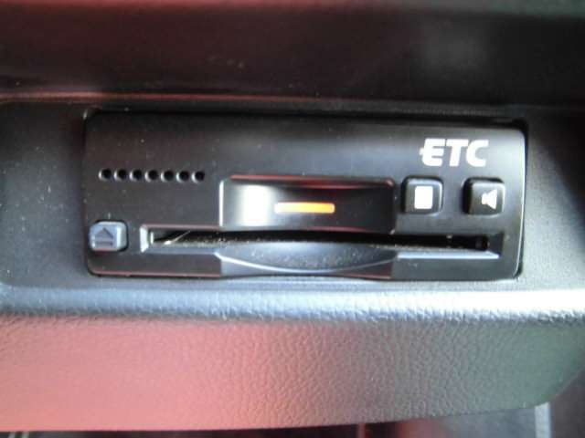 {ETC｝　便利なETC車載器も装備！高速道路の料金所もスムーズに通過できます。時間帯によってはお得になります！