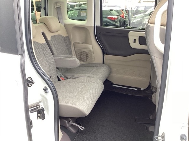 自社整備工場で点検整備をおこなってからお渡ししています。車検が残っている場合は『12ヶ月点検整備』を、車検整備付きの場合は『車検整備』をおこないます。整備費用は車両本体価格に含まれています。