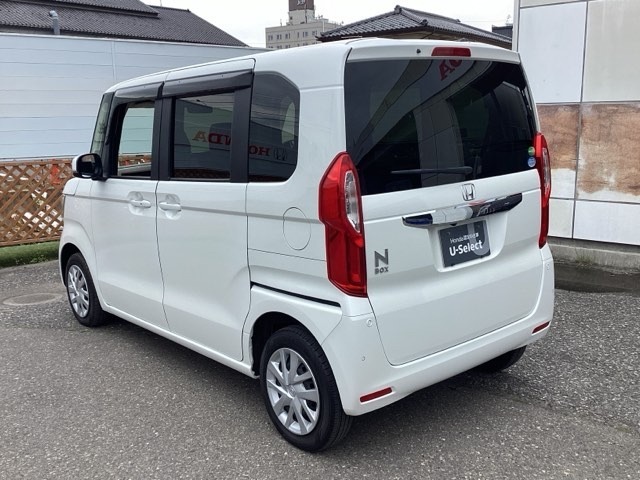 自社整備工場で点検整備をおこなってからお渡ししています。車検が残っている場合は『12ヶ月点検整備』を、車検整備付きの場合は『車検整備』をおこないます。整備費用は車両本体価格に含まれています。